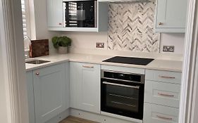 Modern Luxe Maisonette Near Station With Free Parking